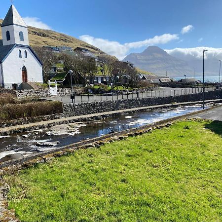 Charming And Authentic Heritage Retreat In Kvivik - Right Next To The River Exterior foto